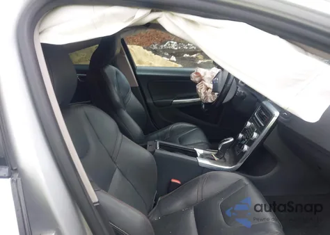 2016 Volvo V60 Cross Country T5 z USA, uszkodzony, nr VIN YV4612HKXG1011842